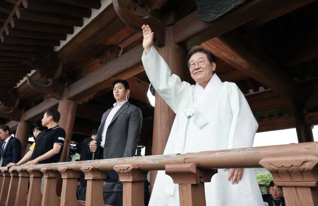 이재명 더불어민주당 대선 후보가 16일 전북 전주시 와산구 청연루에서 청년 국악인들과 K-컬처 전통의 소리를 잇다를 주제로 간담회를 마친 뒤 다음 유세로 떠나며 인사하고 있다. 전주=오승현 기자