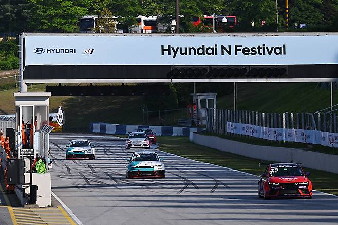 가장 먼저 체커를 받은 DCT 레이싱의 김규민. 사진: 김학수 기자