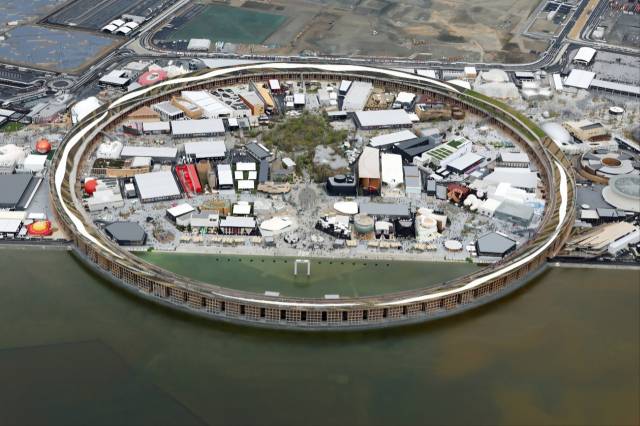 산업폐기물을 매립한 인공 섬 유메시마(夢島)에 건립한 오사카엑스포 행사장 전경. 둘레 2㎞, 연면적 6만1000㎡에 달하는 ‘그랜드 링’은 일본 전통 건축 기법으로 짠 세계 최대 목조건물로 기네스북에 올랐다. 사진=EPA연합뉴스