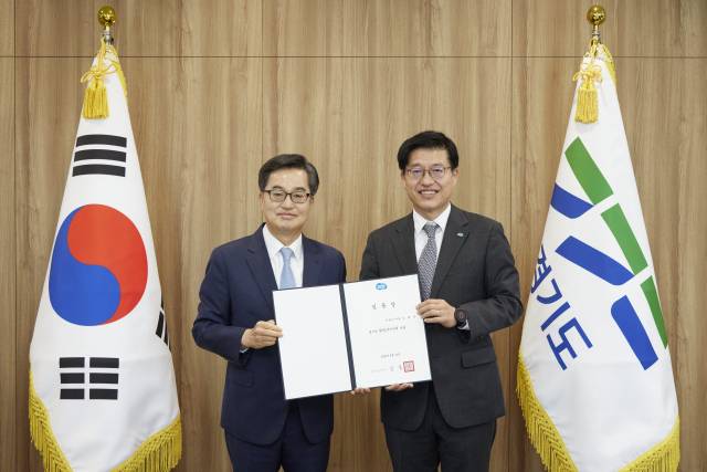 김동연 경기도지사가 19일 도청에서 김대순 신임 행정2부지사에게 임용장을 수여하고 있다. 사진 제공 = 경기도