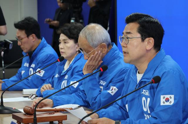 박찬대 더불어민주당 상임총괄선대위원장이 19일 서울 여의도 당사에서 열린 중앙선거대책위원회의에서 발언하고 있다. 연합뉴스