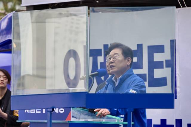 이재명 더불어민주당 대선 후보가 19일 서울 용산역 광장에서 방탄유리가 설치된 유세차량에 올라 지지를 호소하고 있다. 오승현 기자 2025.05.19
