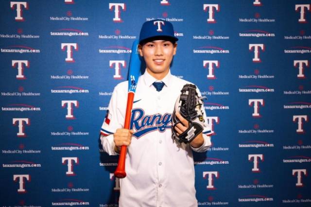 미국프로야구 메이저리그 텍사스 레인저스와 계약한 한국 고교야구 투타 겸업 선수 광주일고의 김성준이 유니폼을 입고 기념 촬영을 하고 있다. 사진 제공=리코스포츠