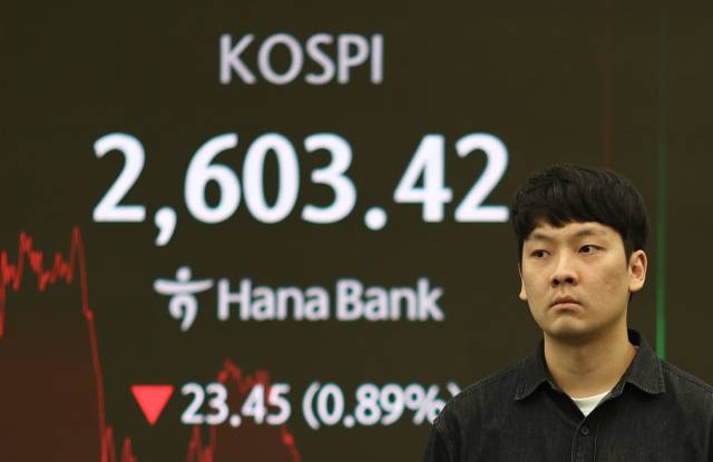 19일 서울 하나은행 본점 딜링룸에서 딜러가 업무를 보고 있다. 연합뉴스