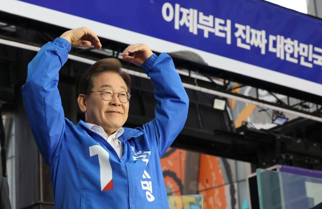 이재명 더불어민주당 대선 후보가 19일 서울 마포구 홍대거리에서 방탄유리가 설치된 유세차량에 올라 지지를 호소하고 있다. 오승현 기자 2025.05.19