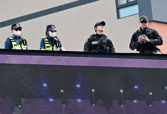 5월13일 오후 대구 동성로에서 열린 이재명 더불어민주당 대선후보의 집중 유세에서 경찰들이 건물 옥상에 올라 유세 현장 주변을 살피고 있다. ⓒ공동취재