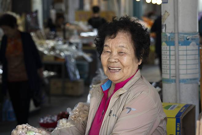 양동시장에는 오옥순씨 인생 전부가 고여있다. 45년이 지난 지금도 오씨는 양동시장에서 좌판을 펼친다. ⓒ시사IN 이명익
