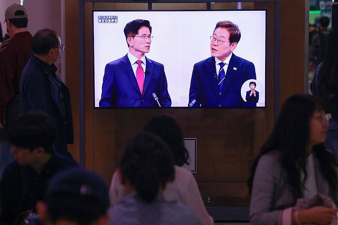 18일 서울역 대합실에서 시민들이 제21대 대선 1차 후보자 토론회 중계방송을 지켜보고 있다. ⓒ연합뉴스