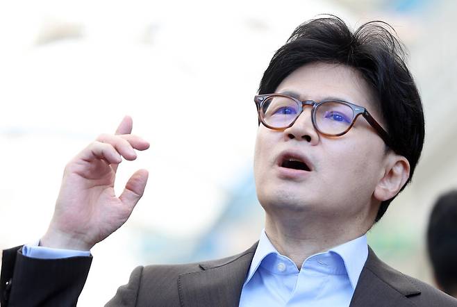 한동훈 국민의힘 대선 경선 후보가 2일 경남 창원시 마산합포구 마산어시장을 찾아 취재진 질문에 답하고 있다. ⓒ연합뉴스