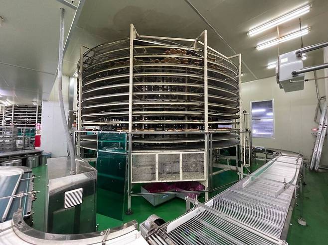 19일 오전 3시경 경기 시흥시에 위치한 SPC삼립 시화공장에서 윤활 작업 중이던 50대 여성 근로자 A씨가 컨베이어 벨트에 끼여 숨지는 사고가 발생했다. ⓒ연합뉴스