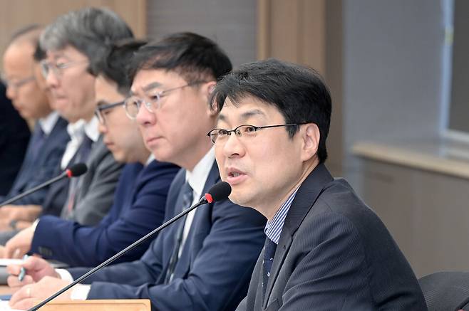 김정기 대구시장 권한대행 행정부시장(맨 오르쪽)이 5월7일 산격청사 대회의실에서 열린 간부회의를 주재하고 있다. ⓒ대구시