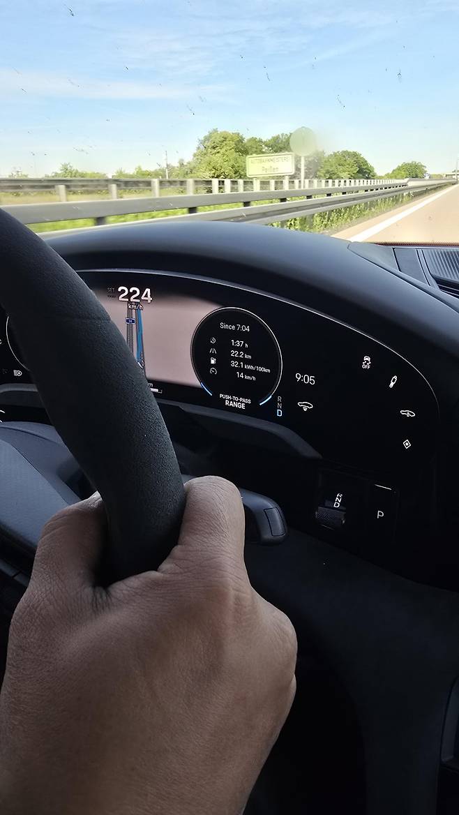 독일 아우토반을 시속 224km로 질주하고 있는 타이칸 GTS. 원성열 기자 sereno@donga.com