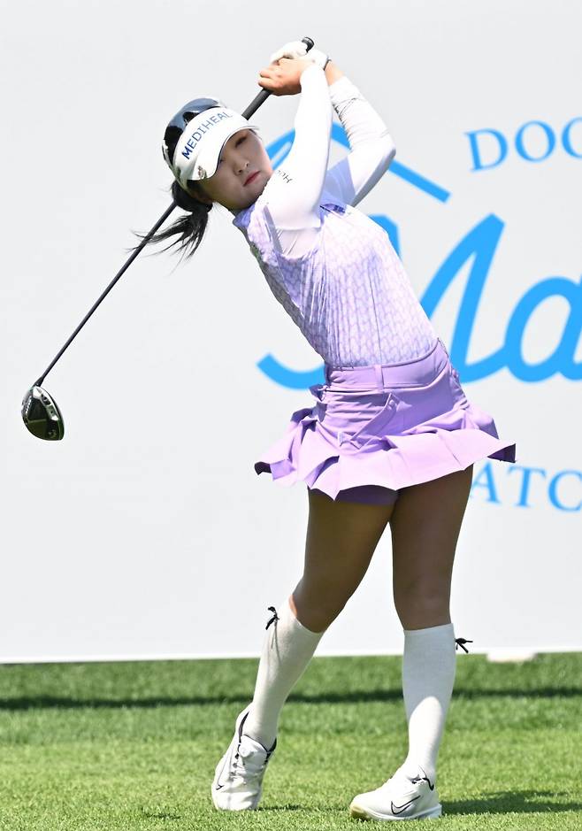 이예원이 18일 라데나골프클럽에서 열린 두산 매치플레이 결승에서 2번 홀 티샷을 하고 있다. 이예원은 황유민을 결승에서 4&3으로 여유있게 따돌리고 첫 매치 퀸 영광을 안으며 시즌 3승 고지를 밟았다. 사진제공 | KLPGA