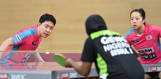 임종훈(오른쪽)-신유빈이 19일(한국시간) 카타르대종합체육관에서 벌어진 2025도하세계선수권대회 혼합복식 32강에서 올라히데 오모타요-카비랏 아율라를 상대하고 있다. 11분06초만에 게임스코어 3-0 승리를 거뒀다. 사진제공│대한탁구협회