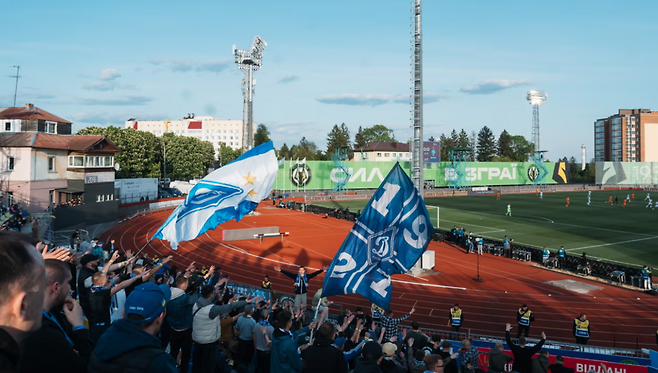 디나모 키이우 팬들이 샤흐타르와의 결승전을 지켜보고 있다. 가디언