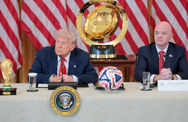 지난 6일 미국 백악관 이스트룸에서 열린 2026년 월드컵 준비 태스크포스 회의에서 도널드 트럼프 미국 대통령과 지아니 인판티노 FIFA 회장이 나란히 연단에 섰다. 게티이미지