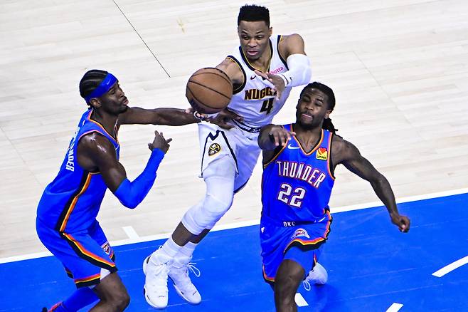 덴버 웨스트브룩이 19일 오클라호마시티와 플레이오프 2라운드 7차전에서 상대 선수 틈에서 볼을 잡으려고 하고 있다. EPA연합뉴스