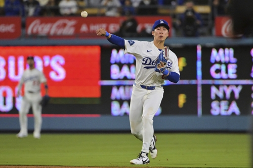 LA 다저스 김혜성이 15일 애슬레틱스전에서 4회초 중전안타성 타구를 잡아내 1루로송구하고 있다. AP연합뉴스