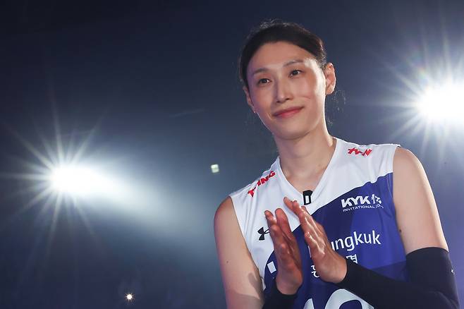 김연경이 지난 18일 인천 삼산월드체육관에서 열린 ‘KYK 인비테이셔널 2025’ 둘째 날 경기 후 은퇴식을 하고 있다. 연합뉴스