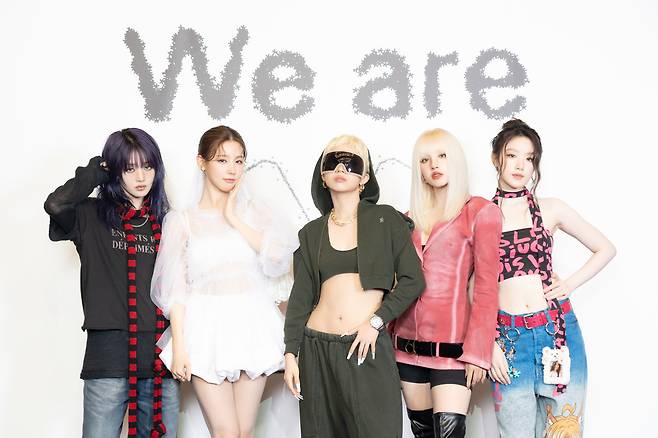 아이들이 19일 서울 강남구 조선 팰리스 서울 강남에서 진행된 미니 8집 ‘위 아(We are)’ 발매 기자간담회에서 포즈를 취하고 있다. 큐브엔터테인먼트