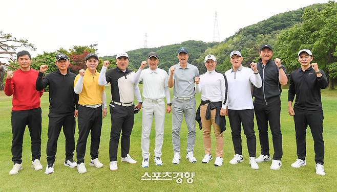 대한축구협회, 한국프로축구연맹, 울산 HD, 포항스틸러스가 주최하고 스포츠경향, 스포츠조선, 스포츠동아, 스포츠서울, 세계비즈앤스포츠월드, 일간스포츠 등 스포츠전문 미디어 6개사가 후원하는 ‘2025년 축구인 골프대회’가 19일 경기도 용인 코리아CC에서 개최됐다. 대회에 참가한 감독들이 기념촬영을 하고 있다. 왼쪽부터 광주FC 이정효, 부산 아이파크 조성환 감독, 인천 윤정환 감독, 전남 김현석 감독, 포항 박태하 감독, 대표팀 홍명보 감독, FC서울 김기동 감독, 김포FC 고정운 감독, 서울이랜드 김도균 감독, 수원 삼성 변성환 감독. 2025.05.19 권도현 기자