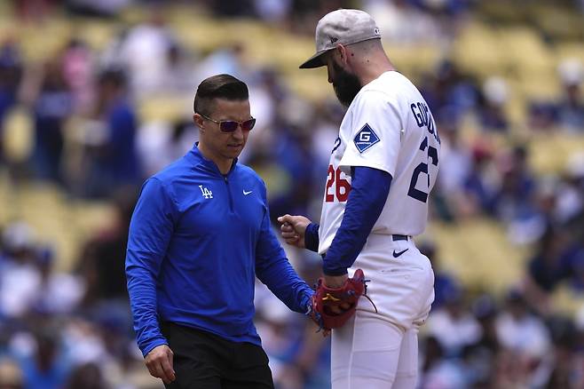 LA 다저스 선발 토니 곤솔린이 19일 LA 에인절스전에서 1회초 투구 도중 트레이너와 손가락 상태를 살피고 있다. AP연합뉴스