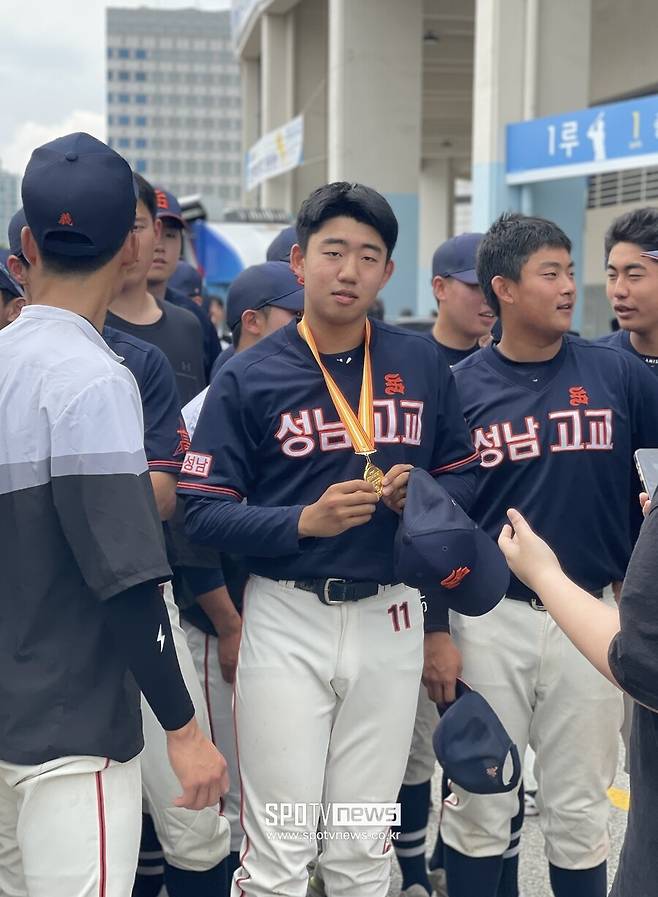 ▲ 성남고 오훈택(가운데)은 물금고와 황금사자기 준결승전에서 구원 등판해 7이닝을 버텼다. ⓒ 신원철 기자