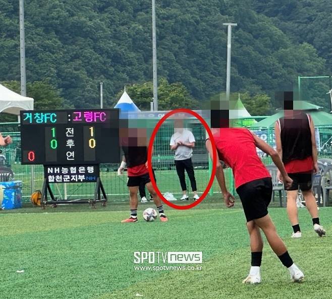 A씨가 대회 현장에서&nbsp;지시를 내리고 경기를 운영하고 있다.