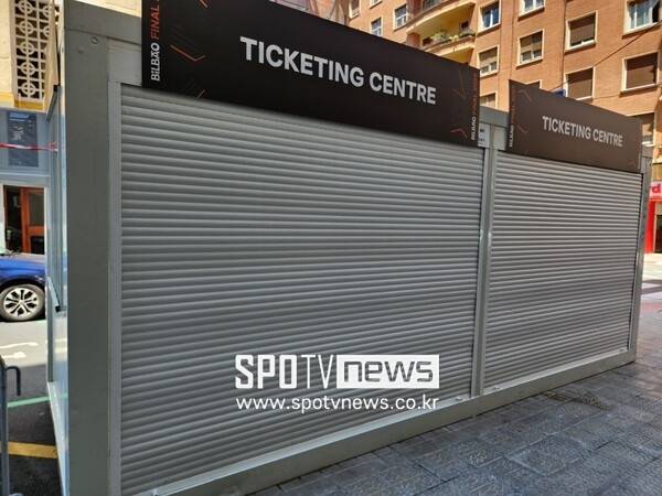 ▲ 경기장 인근에 설치된 입장권 판매 부스, 취소 표가 나오면 이곳에서 구매 가능하다. 경기 이틀 전부터 연다고 한다(사진 위). 18일 기온은 영상 36도까지 올랐지만, 경기 당일에는 비가 내리고 12도까지 내려가 상당히 쌀쌀할 것으로 알려졌다.