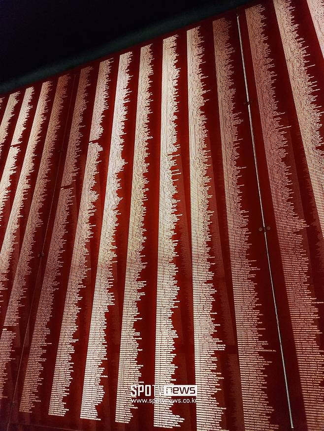 ▲ 아틀래틱 우승 역사를 전하는 신문과 역사에 새겨진 연간 회원(소시오)들의 이름도 새겨져 있다. 사진 외에도 통로 전체를 차지할 정도다.