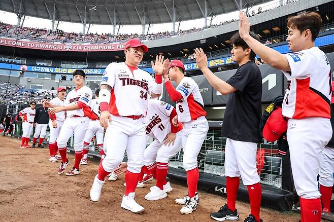 ▲ 최형우는 엔트리에 있는 선수들 전원이 책임감을 가져야 한다고 독려했고, 달라진 KIA는 4연승을 거두며 반전의 기틀을 만들었다 ⓒKIA타이거즈