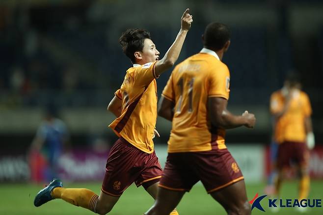 이희균(왼쪽, 현 울산HD)이 요코하마 F.마리노스전 득점 후 세리머니하고 있다. /사진=한국프로축구연맹 제공