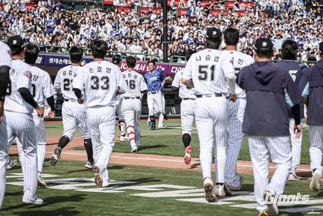 롯데 선수들이 18일 사직 삼성전에서 5회말 벤치 클리어링이 일어나자 그라운드로 나가고 있다. /사진=롯데 자이언츠 제공