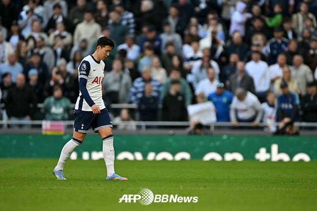 아쉬워하고 있는 토트넘 홋스퍼 주장 손흥민. /AFPBBNews=뉴스1