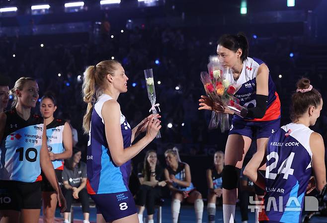 경기를 마친 김연경이 선수들에게 장미꽃을 받고 있다. /사진=뉴시스