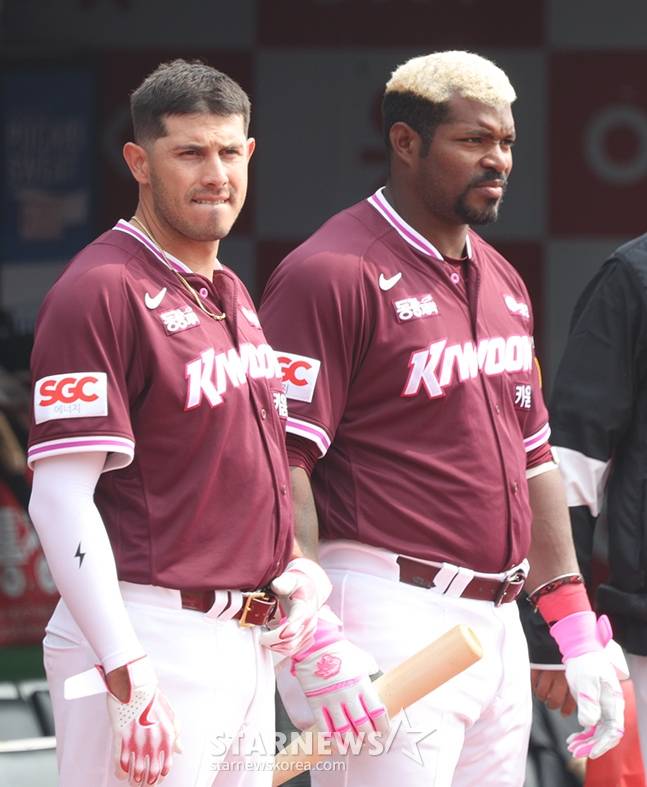 시범경기 때 나란히 서 있는 카디네스(왼쪽)과 푸이그. /사진=김진경 대기자