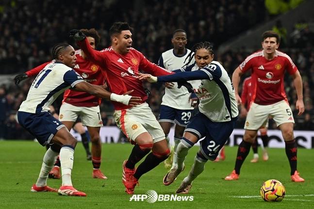 지난 2월 토트넘(흰색 유니폼)과 맨유의 EPL 경기 모습.  /AFPBBNews=뉴스1