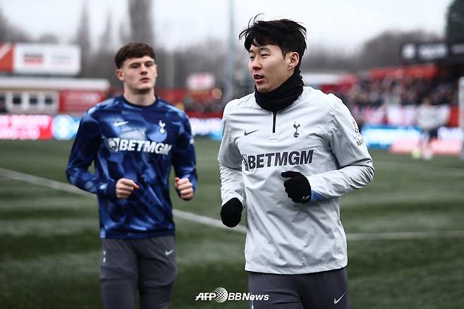 훈련 중인 토트넘 주장 손흥민(오른쪽). /AFPBBNews=뉴스1