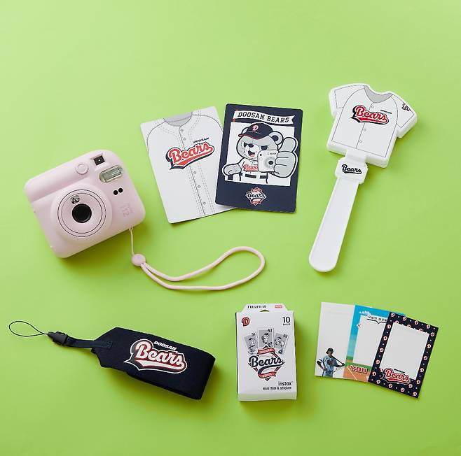 두산 베어스와 인스탁스(instax)의 콜라보 패키지. /사진=두산 베어스 제공