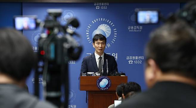 대선을 앞두고 폐기됐던 상법 개정안이 다시 도마에 올랐다. 사진은&nbsp;이복현 금융감독원장.[사진 | 연합뉴스]