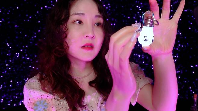 유튜버 하쁠리가 전구를 손톱으로 톡톡 치며 소리를 들려주고 있다. 유튜브채널 하쁠리 영상 캡처