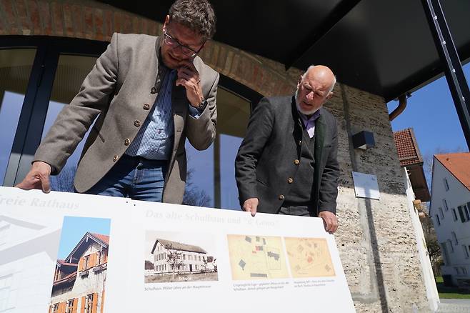 지난 4월 7일(현지시간) 독일 바이에른주의 후글핑 마을 행정청사(라트하우스) 앞에서 마르쿠스 후버 면장이 마을에 대해 설명하고 있다. 면장과 마을의회 의원들의 회의 공간으로 쓰이는 행정청사 1층은 큰 유리창으로 돼 있어 안이 훤히 들여다보인다. 주민들도 회의에 참석할 수 있다. 대산농촌재단 제공.