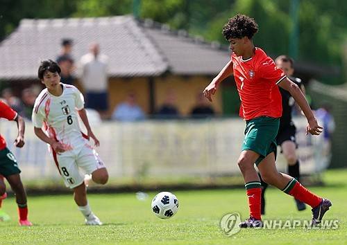 포르투갈 U-15 축구 국가대표팀이 19일(한국시간) 크로아티아에 있는 스베티 마르틴 나 무리에서 열린 크로아티아와의 2025 브라트코 마르코비치 국제 U-15 축구 친선 대회에서 3-2로 승리했다. 호날두 주니어가 이날 멀티 골을 터뜨리면서 이번 대회 우승의 주역 중 한 명이 됐다. 연합뉴스