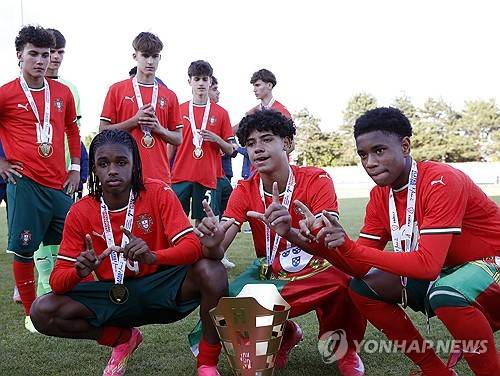 포르투갈 U-15 축구 국가대표팀이 19일(한국시간) 크로아티아에 있는 스베티 마르틴 나 무리에서 열린 크로아티아와의 2025 브라트코 마르코비치 국제 U-15 축구 친선 대회에서 3-2로 승리했다. 호날두 주니어가 이날 멀티 골을 터뜨리면서 이번 대회 우승의 주역 중 한 명이 됐다. 연합뉴스