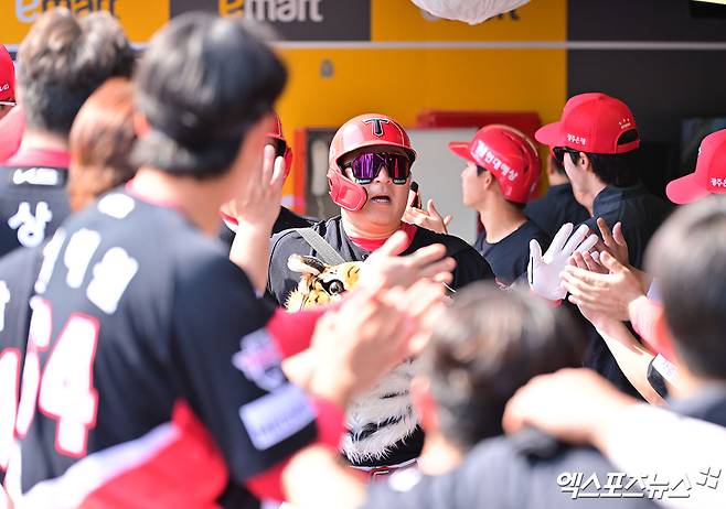 11일 오후 인천SSG랜더스필드에서 열린 '2025 신한 SOL Bank KBO리그' KIA 타이거즈와 SSG 랜더스의 경기, 5회초 1사 1루 KIA 최형우가 투런 홈런을 날린 후 더그아웃에서 하이파이브를 하고 있다. 엑스포츠뉴스 DB