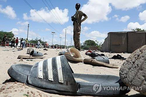 소말리아 수도 신병모집소 자폭테러 현장 [로이터=연합뉴스]