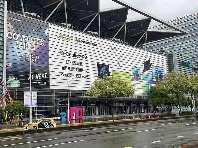 '컴퓨텍스 2025'가 열리는 타이베이 난강 전시관 (타이베이=연합뉴스) 강태우 기자 = 아시아 최대 정보통신(IT) 박람회 '컴퓨텍스 2025'가 열리는 타이베이 난강 전시관 전경. 2025.5.18 burning@yna.co.kr