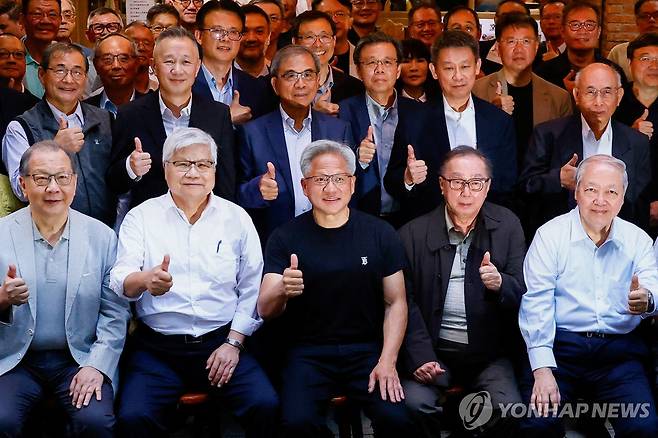 만찬 행사에서 기념 사진 촬영 중인 젠슨 황 엔비디아 CEO와 TSMC 고위급 관계자들 [로이터 연합뉴스 자료사진. 재판매 및 DB 금지]