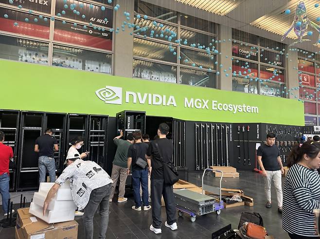 '컴퓨텍스 2025' 내 엔비디아 전시 (타이베이=연합뉴스) 강태우 기자 = 18일 아시아 최대 정보통신(IT) 박람회 '컴퓨텍스 2025'가 열리는 타이베이 난강 전시관에서 관계자들이 폭스콘이 제작한 서버용 랙(선반)을 설치하는 등 엔비디아의 모듈형 그래픽처리장치(GPU) 서버 플랫폼(MGX) 전시 준비를 하고 있다. 2025.5.18 burning@yna.co.kr