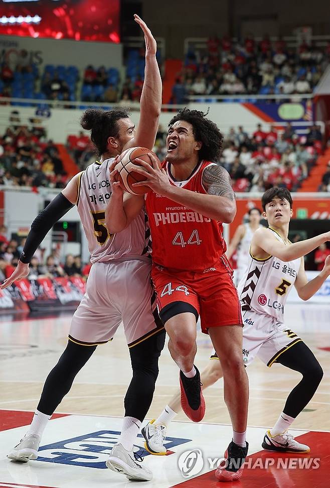 '막지 마' (울산=연합뉴스) 김용태 기자 = 28일 울산 동천체육관에서 열린 2024-2025 KCC 프로농구 4강 플레이오프 울산 현대모비스와 창원 LG의 3차전에서 현대모비스 프림이 LG 마레이의 수비를 돌파하고 있다. 2025.4.28 yongtae@yna.co.kr
